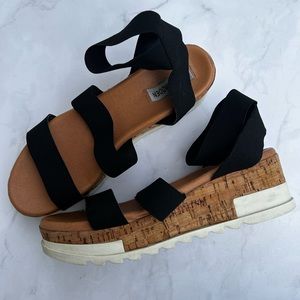 Steve Madden platform black strapped sandals